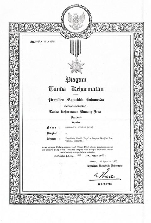 Piagam Tanda Kehormatan Bintang Jasa Pratama oleh Presiden Republik Indonesia kepada Friedrich Silaban (Alm); No: 5434/VI/1985; Jakarta, 6 Agustus 1985; ditandatangani oleh Soeharto