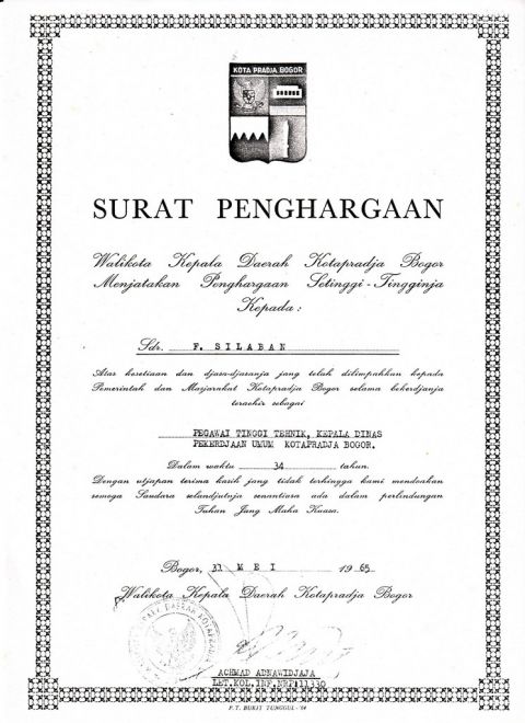 Surat Penghargaan Walikota Kepala Daerah Kotapradja Bogor kepada F. Silaban sebagai Pegawai Tinggi Tehnik, Kepala Dinas Pekerdjaan Umum Kotapradja Bogor selama 34 tahun; Bogor, 31 Mei 1965; ditandatangani oleh Achmad Adnawidjaja