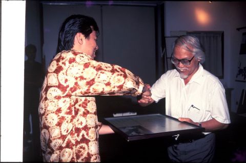 Penyerahan Cinderamata untuk Y.B. Mangunwijaya dalam Pameran Arus Silang