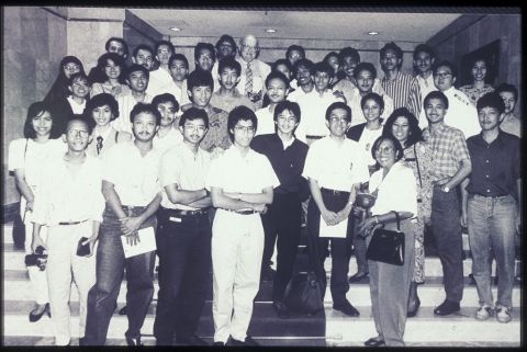 Charles W. Moore berfoto bersama Arsitek Muda Indonesia