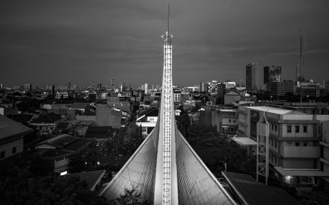 Puncak Menara Geraja St. Kristoforus dari Belakang