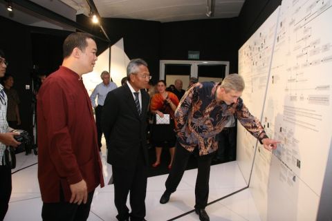 Nikolaos van Dam, Dubes Belanda untuk Indonesia (2005-2010) bersama Amir Sidharta selaku kurator pameran sedang memperhatikan panel lini masa arsitektur modern Indonesia.